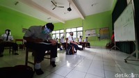 Dalam sistem uji coba pembelajaran tatap muka yang dilakukan hari ini, ada beberapa siswa yang suhu tubuhnya diatas 37 derajat. Siswa tersebut sempat dipisahkan dari siswa lain di dalam kelas, hingga kemudian setelah dilakukan pengecekan, siswa tersebut diperbolehkan masuk ke dalam kelas.