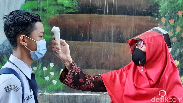 SMP 6 Purwokerto Uji Coba Pembelajaran Tatap Muka SMP 6 Purwokerto mulai mengadakan uji coba pembelajaran tatap muka (PTM), Selasa (20/10/2020). Pembelajaran tatap muka dengan menerapkan protokol kesehatan ketat.