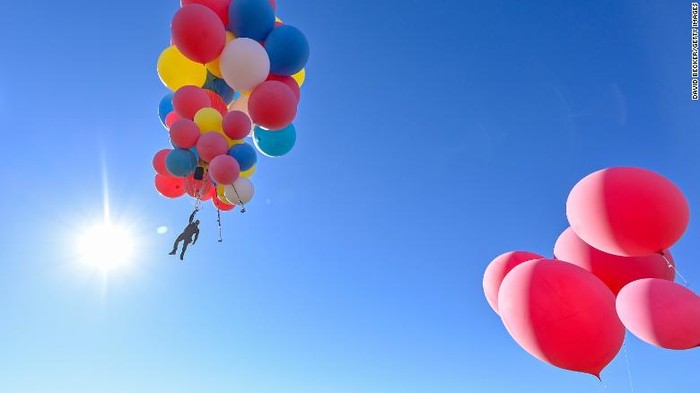 Terbang dengan balon helium
