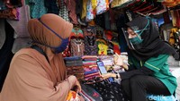 Pegawai bank Mandiri Syariah memperkenalkan penggunaan mobile banking kepada pedagang di Pasar Gawok, Sukoharjo, Jawa Tengah, Senin (19/10/2020).