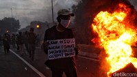 Sisa petang dilakukan para mahasiswa untuk membakar ban.