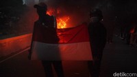 Bendera Merah Putih dikibarkan.