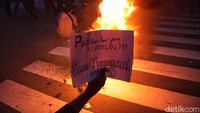 Celotehan nyeleneh masih ramai dilakukan para mahasiswa.