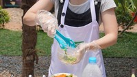 Bahkan seleb kelahiran 24 Juli 2002 juga pernah belajar memasak bersama teman artis lainnya. Tampak Vebby Palwinta yang ikut bergabung di sana. Foto: Instagram @tissabiani