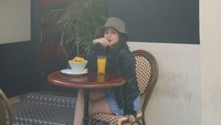 Nah, kalau yang satu ini ada pose keren Tissa Biani saat makan di sebuah kafe. Gayanya keren dengan mengenakan jaket kulit. Foto: Instagram @tissabiani