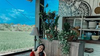Tampak cantik begini pose Tissa Biani saat nongkrong di kafe bernuansa alam. Kafenya menyuguhkan pemandangan sawah hijau. Foto: Instagram @tissabiani