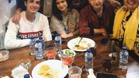 Momen kulinernya juga semakin seru saat makan-makan bersama teman sesama artisnya seperti yang terlihat di foto ini. Foto: Instagram @tissabiani