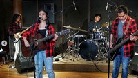 Keduanya membawakan salah satu lagu dari Nirvana. Dok. Instagram/tissabiani