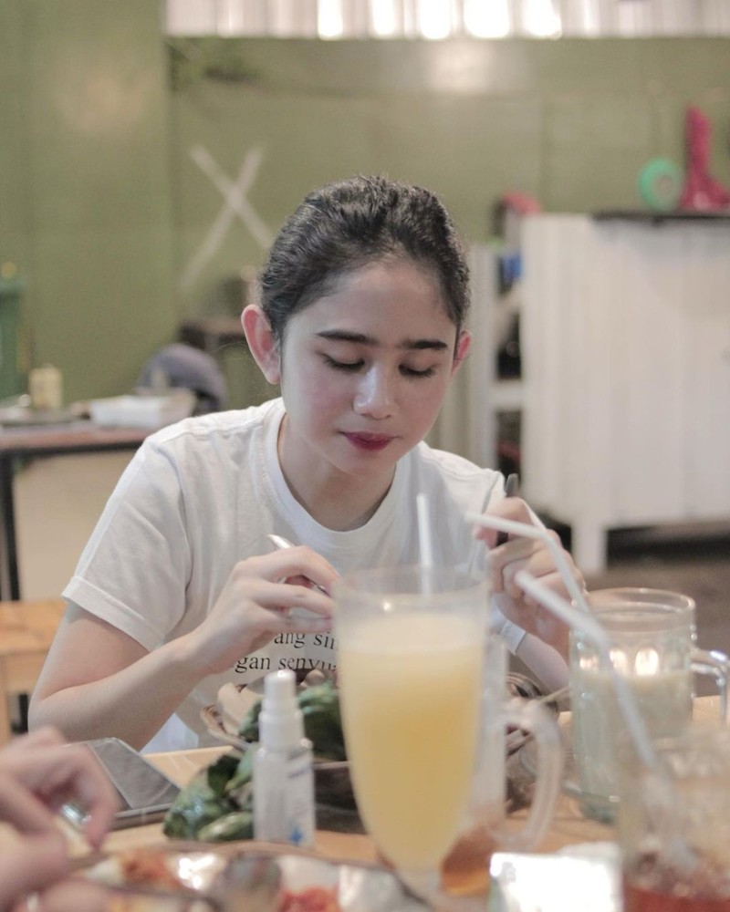 Gaya Keren Tissa Biani saat Nongkrong di Kafe dan Belajar Masak