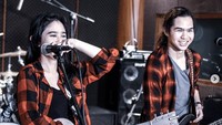 Tissa sebagai vokalis dan guitaris, sementara Dul pada posisi bass dan vokal. Dok. Instagram/tissabiani