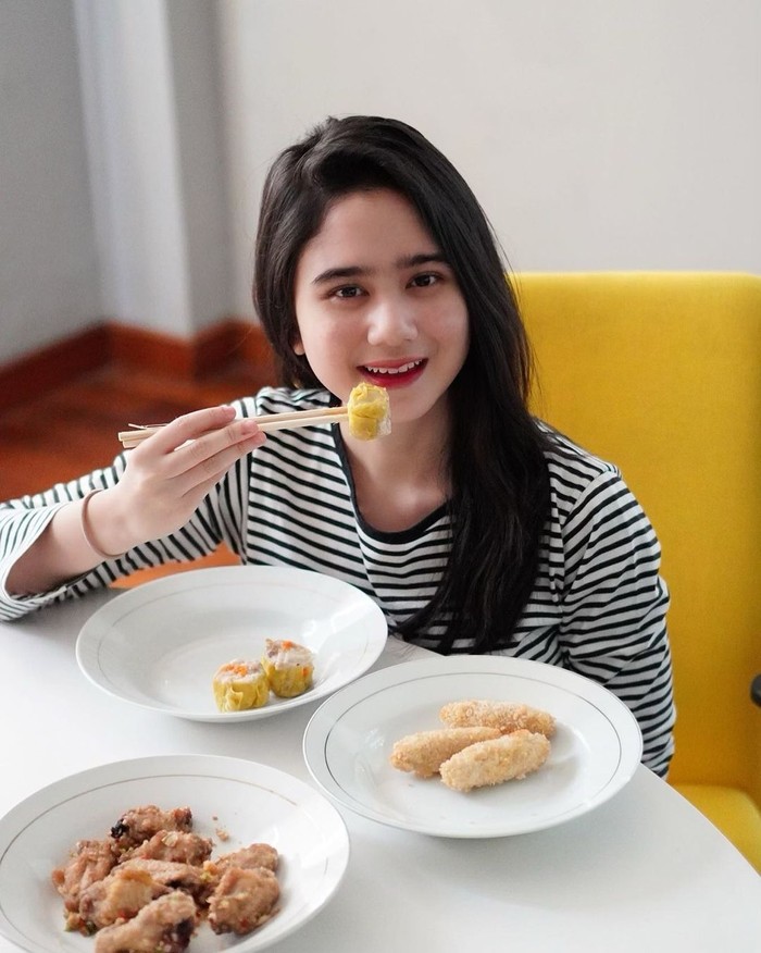 Gaya Keren Tissa Biani saat Nongkrong di Kafe dan Belajar Masak