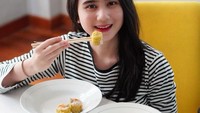Awal kisah cinta Tissa Biani dan Dul Jaelani bermula dari mereka yang hobi cover lagu 90-an bareng. Foto: Instagram @tissabiani
