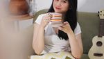 Gaya Keren Tissa Biani saat Nongkrong di Kafe dan Belajar Masak