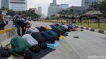 Massa Aksi Sholat Dhuzur Bersama di Depan Patung Kuda