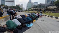 Sebelum melakukan aksi demo, para massa aksi menunaikan ibadah sholat Dhuzur berjamaah.  