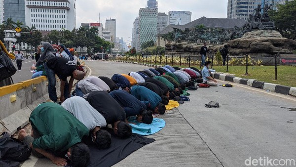 Massa Aksi Sholat Dhuzur Bersama di Depan Patung Kuda