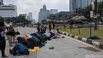Massa Aksi Sholat Dhuzur Bersama di Depan Patung Kuda
