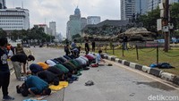 Para massa aksi kembali melakukan demo untuk menolak Omnibus Law UU Cipta Kerja.  