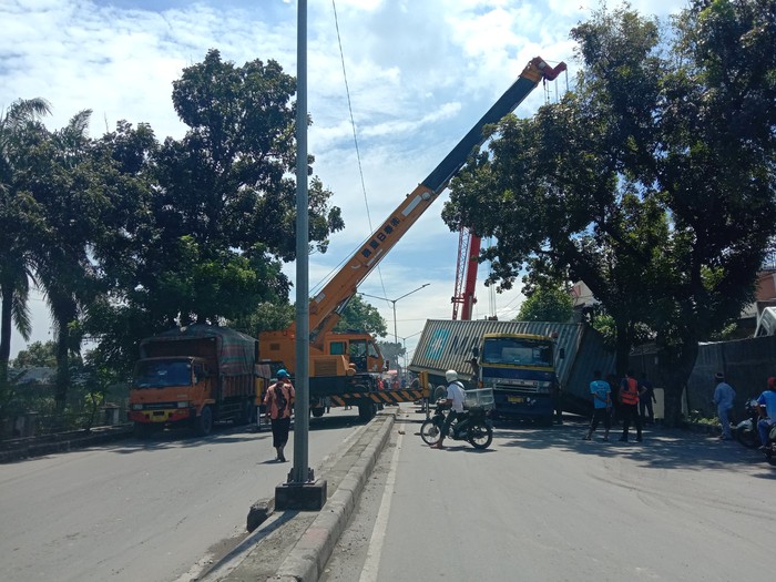 Truk kontainer ambles di Medan (Ahmad Arfah-detikcom)