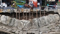 Turap sungai yang longsor ini berada di Jalan Cinta RT 007 RW 03 Kelurahan Pulogadung, Kecamatan Pulogadung, Jakarta Timur.