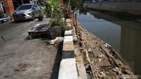 Turap yang longsor panjangnya mencapai sekitar 25 meter dan berbatasan dengan jalur umum.