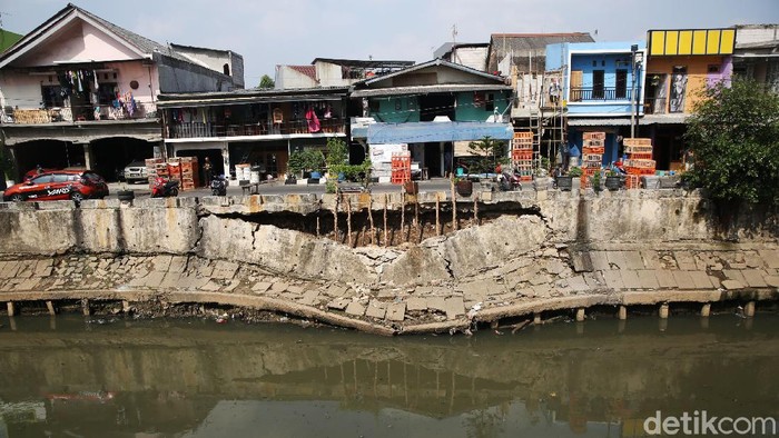 Turap Kali Sunter di Pulogadung, Jakarta Timur, longsor. Turap yang longsor panjangnya mencapai sekitar 25 meter.