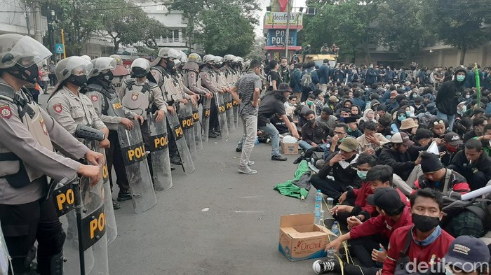 Unjuk Rasa Tolak Omnibus Law di Malang