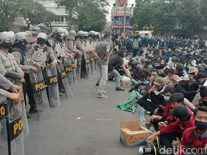 Buruh dan Mahasiswa di Malang Bersatu Tuntut Diterbitkan Perppu