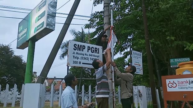 viral tukang becak pasang bendera