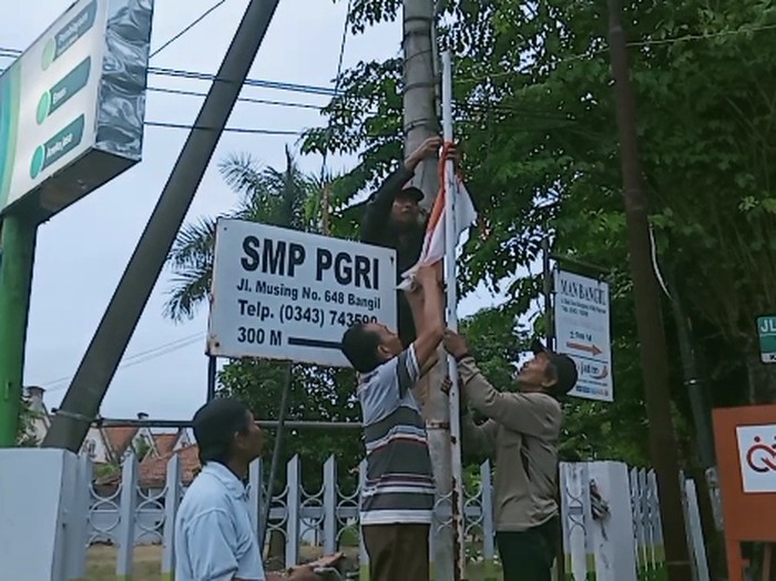 viral tukang becak pasang bendera