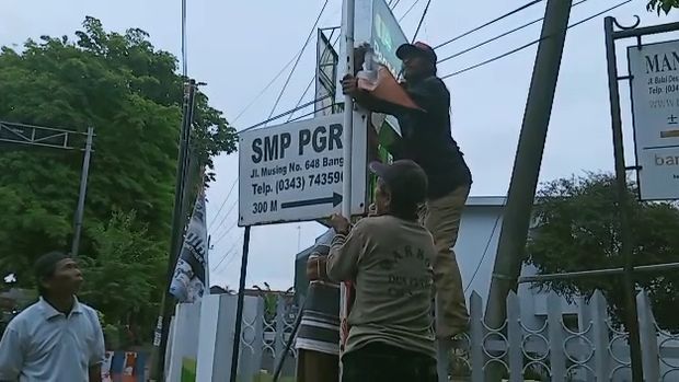 viral tukang becak pasang bendera