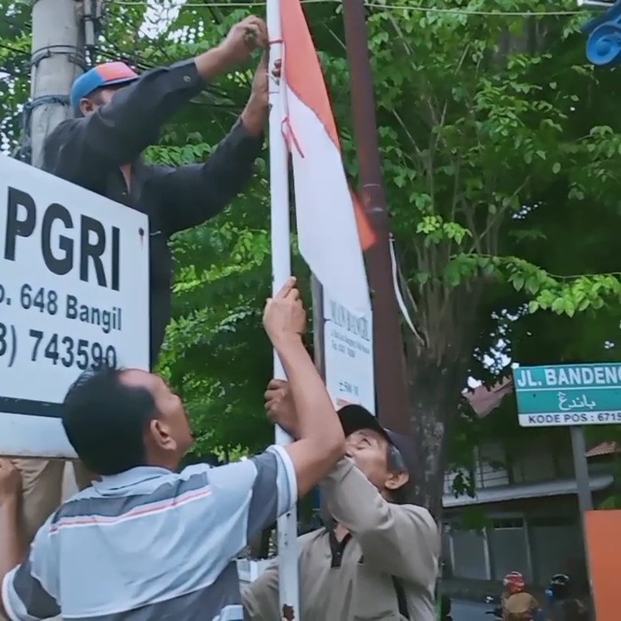 viral tukang becak pasang bendera
