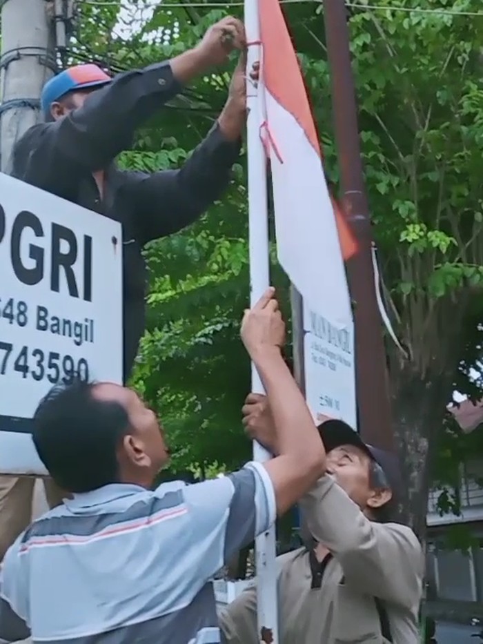 viral tukang becak pasang bendera