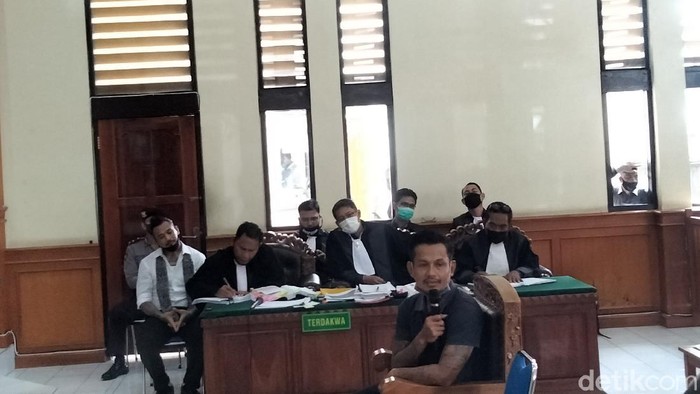 Vokalis band SID, Bobby bersaksi di sidang Jerinx.