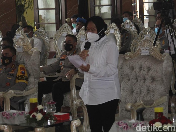 Demo Omnibus Law kembali digelar di Grahadi Surabaya. Wali Kota Surabaya Tri Rismaharini meminta warga menjaga kampung dan anak, agar tidak ikut demo seperti Kamis (8/10).