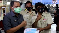 Oded juga membagikan masker kepada pedagang Pasar Kosambi Kota Bandung.