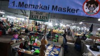 Namun tidak semua pedagang dan pengunjung memakai masker dengan benar. Beberapa di antara mereka menggunakan masker tapi mengaitkannya ke dagu.