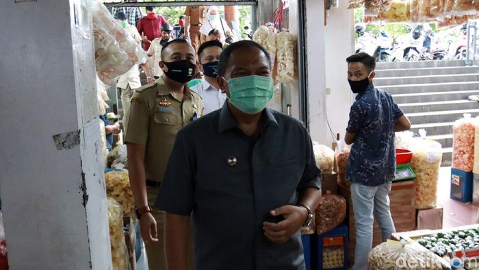 Wali Kota Bandung Oded M belusukan ke pasar tradisional di Kota Bandung, Jawa Barat, untuk sosialisasi protokol kesehatan, Selasa (20/10/2020).