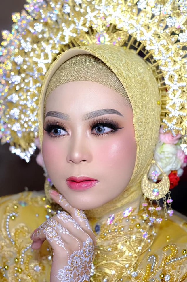 Betul, uang panai Rp 300 juta, emas 1 stel, kuda 3 ekor, beras 1 ton, 1 mobil, 1 rumah, dan 1 sawah. Aku nggak minta kok, memang itu dikasih dari pihak mertua, dari aku nggak menuntut apa-apa. Malahan sebelumnya mertua mau ngasih Rp 500 juta tapi ditolak sama orangtua karena terlalu tinggi, ungkap Irma. Foto: Facebook MUA Yunita Ali