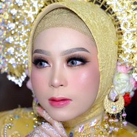 Betul, uang panai Rp 300 juta, emas 1 stel, kuda 3 ekor, beras 1 ton, 1 mobil, 1 rumah, dan 1 sawah. Aku nggak minta kok, memang itu dikasih dari pihak mertua, dari aku nggak menuntut apa-apa. Malahan sebelumnya mertua mau ngasih Rp 500 juta tapi ditolak sama orangtua karena terlalu tinggi, ungkap Irma. Foto: Facebook MUA Yunita Ali