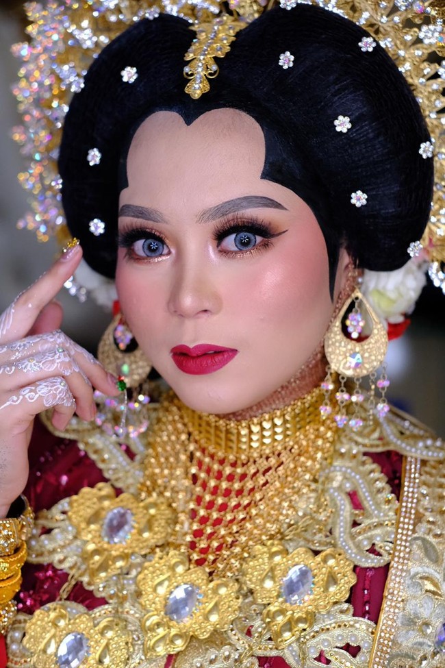 Dikonfirmasi Wolipop,  Irma mengungkapkan acara pernikahannya dengan suaminya Bripda Supardi berlangsung selama empat hari yaitu 16 - 19 Oktober 2020. Sejak menikah sampai sekarang, dia belum mengunggah foto-foto pernikahannya tersebut ke Facebook. Foto: Dok. Pribadi MUA Yunita Ali