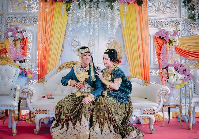 Ketika ditanya apakah memang benar uang mahar dan panai yang diberikan suaminya untuknya jumlahnya seperti di unggahan yang viral, Irma membenarkannya. Namun kata Irma bukan dirinya yang meminta mahar tersebut ke calon suaminya. Foto: Instagram @jhufedfotography