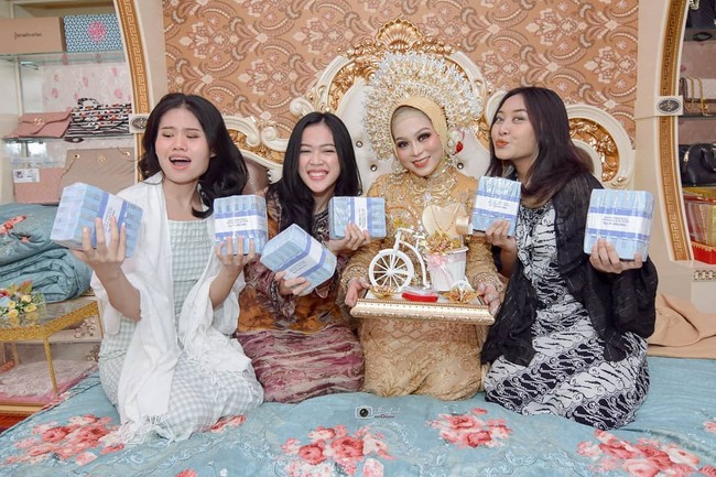 Pernikahan Irma dan Bripda Supardi viral hingga dijuluki sebagai crazy rich setelah diunggah sebuah akun Facebook. Dalam postingan Facebook itu terungkap, Bripda Supardi memberikan Irma mahar dan uang panai berupa uang Rp 300 juta, satu set perhiasan emas, beras satu ton, tiga ekor kuda, tanah, sebuah rumah dan satu unit mobil Pajero. Uang panai dalam adat Sulawesi Selatan adalah uang yang diberikan pihak laki-laki untuk keluarga mempelai wanita. Foto: Instagram @jhufedfotography