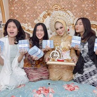 Pernikahan Irma dan Bripda Supardi viral hingga dijuluki sebagai crazy rich setelah diunggah sebuah akun Facebook. Dalam postingan Facebook itu terungkap, Bripda Supardi memberikan Irma mahar dan uang panai berupa uang Rp 300 juta, satu set perhiasan emas, beras satu ton, tiga ekor kuda, tanah, sebuah rumah dan satu unit mobil Pajero. Uang panai dalam adat Sulawesi Selatan adalah uang yang diberikan pihak laki-laki untuk keluarga mempelai wanita. Foto: Instagram @jhufedfotography