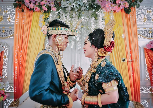 Pernikahan pasangan pengantin asal Jeneponto, Sulawesi Selatan bernama Irmawati, A. Md. A. Pj, dengan seorang polisi berpangkat bripda bernama Supardi kini tengah viral karena nilai mahar dan panai yang fantastis. Keduanya menikah pada 17 Oktober 2020. Foto: Instagram @jhufedfotography