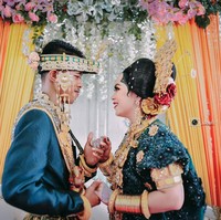 Pernikahan pasangan pengantin asal Jeneponto, Sulawesi Selatan bernama Irmawati, A. Md. A. Pj, dengan seorang polisi berpangkat bripda bernama Supardi kini tengah viral karena nilai mahar dan panai yang fantastis. Keduanya menikah pada 17 Oktober 2020. Foto: Instagram @jhufedfotography