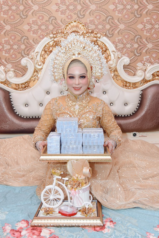 Dalam foto yang diunggah akun @jeneponto_info tampak pengantin wanita duduk memegang baki mas berisi uang tunai dengan nilai Rp 300 juta. Sang pengantin wanita terlihat memakai pakaian adat tradisional baju labbu. Foto: Dok. pribadi Irma