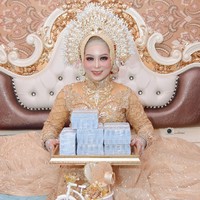Dalam foto yang diunggah akun @jeneponto_info tampak pengantin wanita duduk memegang baki mas berisi uang tunai dengan nilai Rp 300 juta. Sang pengantin wanita terlihat memakai pakaian adat tradisional baju labbu. Foto: Dok. pribadi Irma
