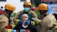 Mereka juga dilatih keterampilan penggunaan peralatan dan teknik operasional.