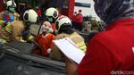 Foto Adu Tangkas Anggota Pemadam Kebakaran